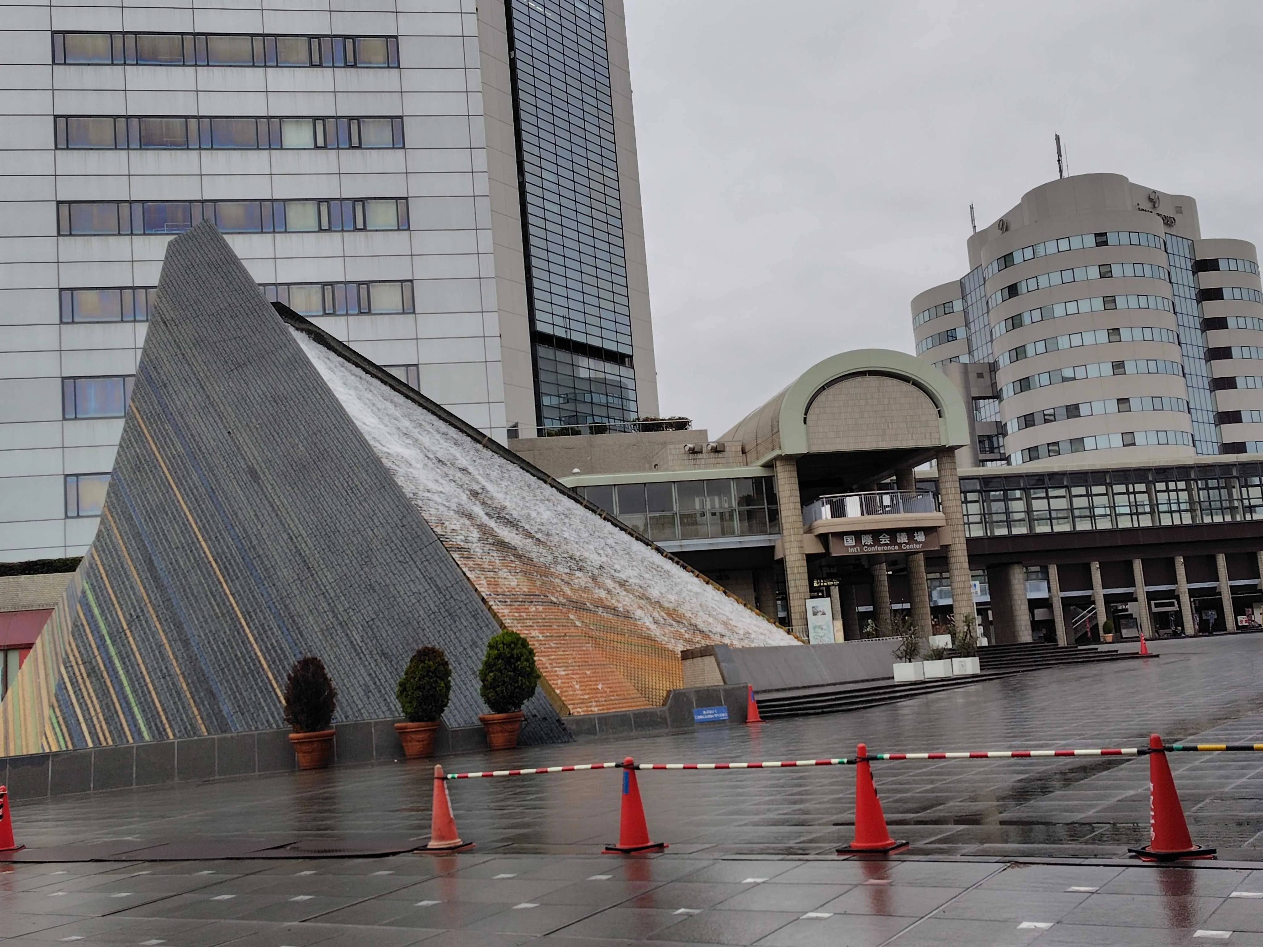 会場の入口付近。三角形のオブジェクトから水が流れてる。